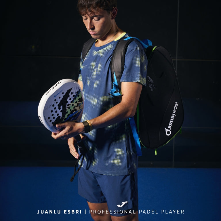 Sac de padel Joma Juanlu Esbri porté avec raquette de padel