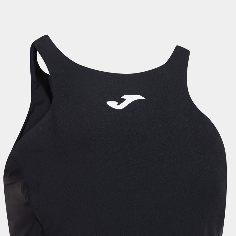 Robe Joma Torneo noire - détail du logo et du tissu